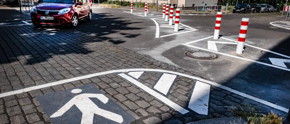 Berlin Mitte OT Gesundbrunnen: im Quartier zwischen Behmstraße / Bellermannstraße / Eulerstraße verhindern neue Poller Schleichwege und sorgen für Verkehrsberuhigung  Kiezblock , Pollerbü Verkehr *** Berlin Mitte OT Gesundbrunnen in the neighborhood between Behmstraße Bellermannstraße Eulerstraße new bollards prevent crawlways and provide traffic calming Kiezblock , Pollerbü traffic 