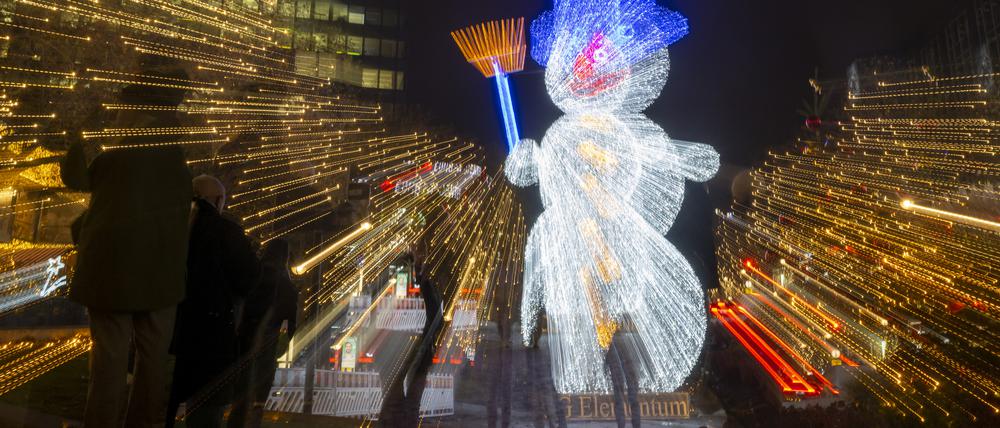 Einer Lichtinstallation in Form eines Schneemanns in der City West.