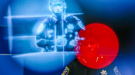 Der Polizeichef von San Francisco, William Scott, ist durch das Okular eines Kameramanns zu sehen.