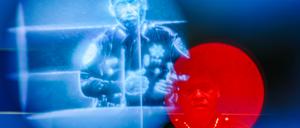 Der Polizeichef von San Francisco, William Scott, ist durch das Okular eines Kameramanns zu sehen.