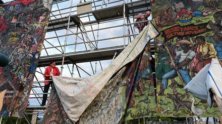 Abbau eines Kunstwerks. Das Großbanner des indonesischen Künstlerkollektivs Taring Padi musste zu Beginn der Documenta wegen antisemitischer Motive entfernt werden.