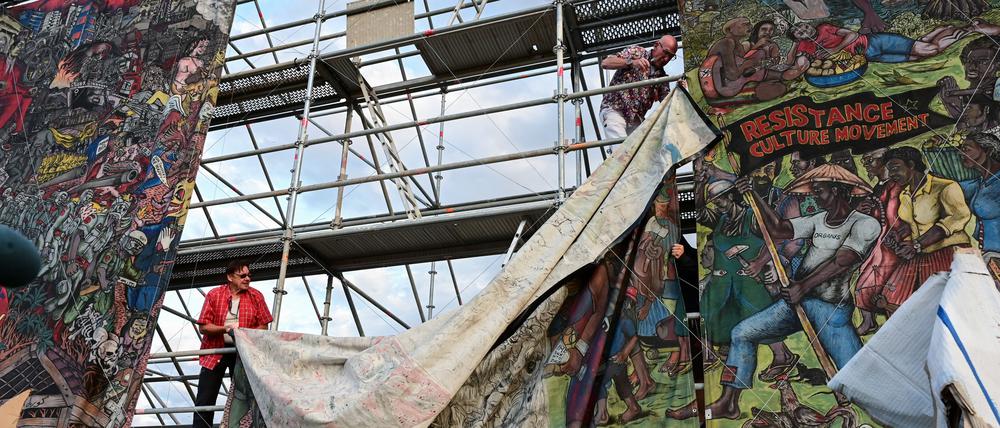 Abbau eines Kunstwerks. Das Großbanner des indonesischen Künstlerkollektivs Taring Padi musste zu Beginn der Documenta wegen antisemitischer Motive entfernt werden.