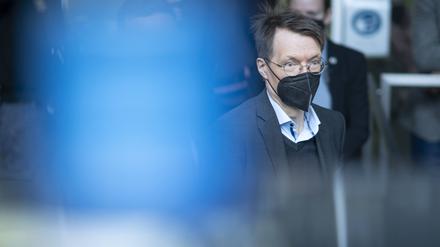 Prof. Dr. Karl Lauterbach, Bundesgesundheitsminister - beim Verlassen der Bundespressekonferenz