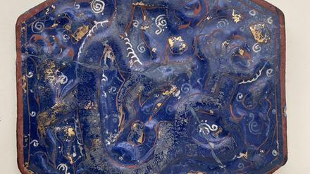 Sechseckige Drachenfliese mit blauer Glasur, Bemalung und Blattgold aus dem Museum für Islamische Kunst Berlin.