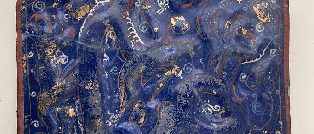 Sechseckige Drachenfliese mit blauer Glasur, Bemalung und Blattgold aus dem Museum für Islamische Kunst Berlin.