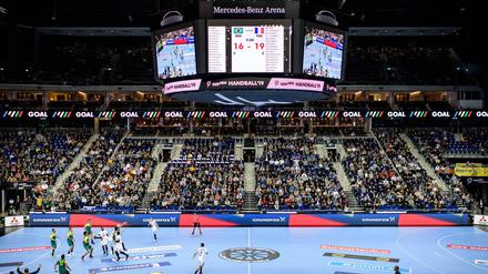 Künftig keine Wegwerfkultur mehr bei Sportveranstaltungen. in der MB Arena gibt es bald nur noch Mehrzweckbecher.