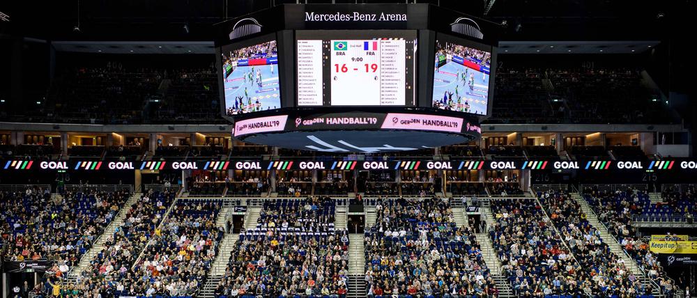 Künftig keine Wegwerfkultur mehr bei Sportveranstaltungen. in der MB Arena gibt es bald nur noch Mehrzweckbecher.