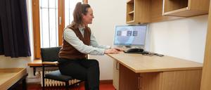 07.12.2022, Berlin: Lena Kreck (Die Linke), Justizsenatorin, sitzt vor einem Haftraummediensystem in einem Hafttraum in der Justizvollzugsanstalt für Frauen Berlin am Standort Lichtenberg. Häftlinge sollen künftig in Berliner Gefängnissen im Internet surfen können. Soziale Netzwerke und öffentliche Chats oder Foren sollen aber vorerst gesperrt bleiben. Foto: Joerg Carstensen/dpa +++ dpa-Bildfunk +++