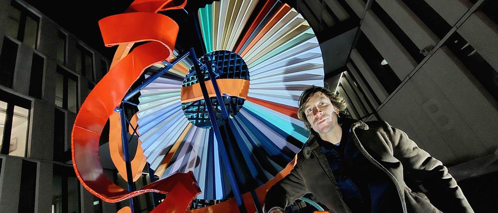 Jay Gard bei der Präsentation seines Kunstwerks in Potsdam.