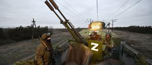 Eine russische Flugabwehrkanone auf einem Zug in der Region Cherson. 