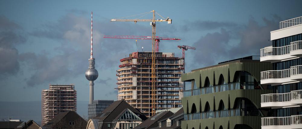 Blick über die Spree auf den Westhafen, die Baustellen an der East Side Gallery und den Fernsehturm.