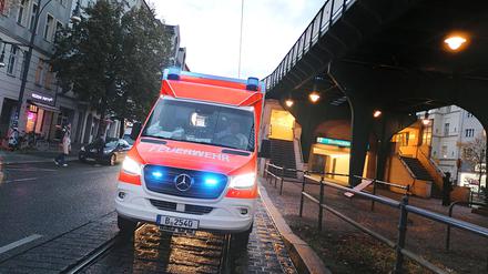 Ein Rettungswagen der Berliner Feuerwehr mit  Blaulicht auf dem Weg zu einem Einsatz.