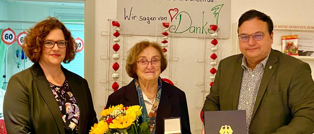 Annelies Roloff bekommt den Orden übergeben. 