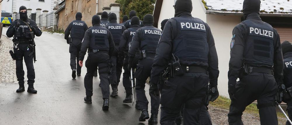 Einsatzkräfte der Polizei laufen zum Jagdschloss Waidmannsheil.