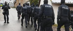 Einsatzkräfte der Polizei laufen zum Jagdschloss Waidmannsheil.