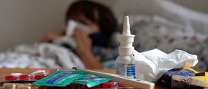 In Deutschland ist der Krankenstand wegen Erkältungskrankheiten, Grippewellen und hoher RSV-Aktivität derzeit hoch.