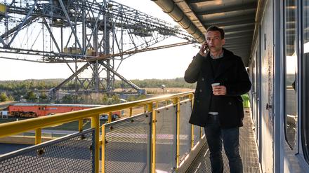 Imposante Kulisse: Adam Raczek (Lucas Gregorowicz) muss einen Mord Nahe eines ehemaligen Braunkohletagebaus aufklären.