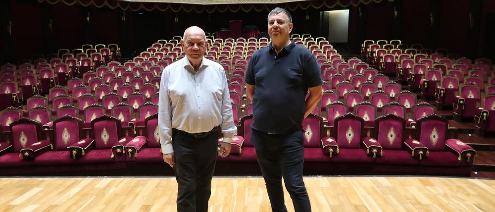Kurt Meister (links) und Peter Hüpping auf der Bühne des Opernhauses (550 Plätze) im Stadtteil Katara (Doha). Im Hintergrund die königliche Loge, wo nur der Emir und seine Frau Platz nehmen dürfen.