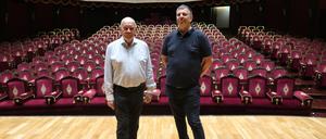 Kurt Meister (links) und Peter Hüpping auf der Bühne des Opernhauses (550 Plätze) im Stadtteil Katara (Doha). Im Hintergrund die königliche Loge, wo nur der Emir und seine Frau Platz nehmen  dürfen.  
