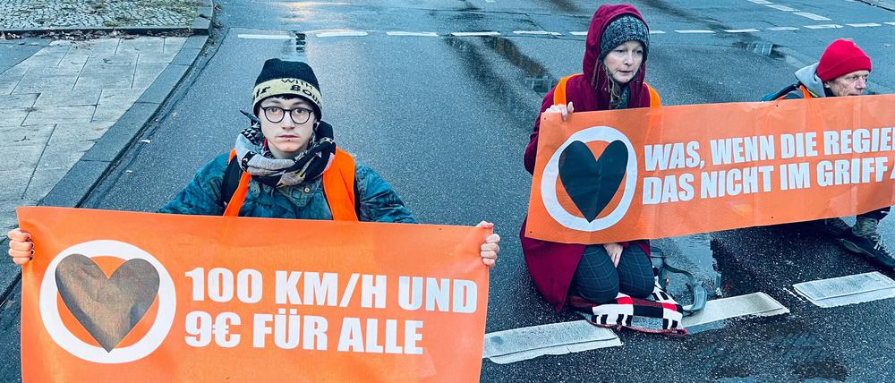 Klimaaktivisten der letzten Generation blockieren die Kreuzung Wilhelm- Ecke Stresemannstraße in Berlin-Kreuzberg.