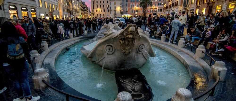 Menschenmassen an Lieblingsorten: Ein Samstagnachmittagsszene rings um die Barcaccia, Pietro Berninis Brunnen vor der Spanischen Treppe in Rom