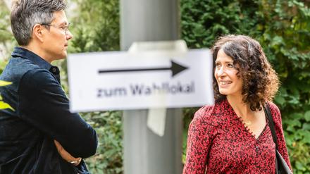 Bettina Jarasch, Spitzenkandidatin der Berliner Grünen für die Abgeordnetenhauswahl, kommt mit ihrem Mann Oliver Jarasch ins Wahllokal im September 2021.