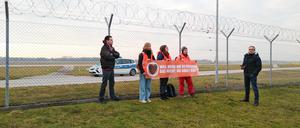 Die „Letzte Generation“ demonstriert am Flughafen.