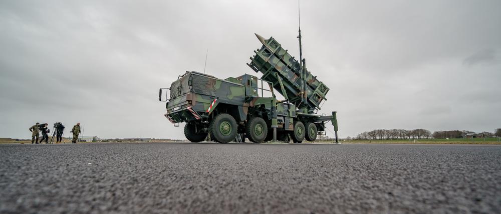 Ein gefechtsbereites Flugabwehrraketensystem vom Typ „Patriot“ des Flugabwehrraketengeschwaders 1 der Bundeswehr steht auf dem Flugfeld des Militärflughafens Schwesing. 