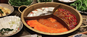 Drei Brühen, ein Topf: Hot Pot im Sichuan Restaurant Shoo Loong Kan.