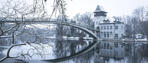 Die winterliche Insel der Jugend in der Spree am Treptower Park. 