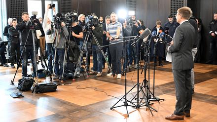 Generalbundesanwalt Peter Frank (r.) bei einer Pressekonferenz zu den Razzien und Verhaftungen im Dezember. 