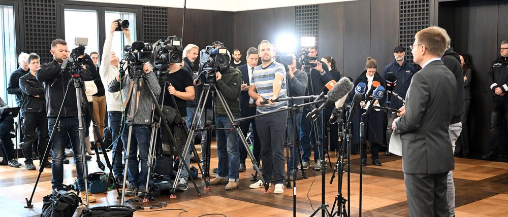 Generalbundesanwalt Peter Frank erläutert vor Medien die Razzien und Verhaftungen in der Reichsbürgerszene. 