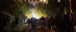 ARCHIV - 02.10.2021, Berlin: Mehrere hundert Menschen stehen vor dem Berghain an. Rund zwei Wochen nach der seit langem ersten Clubnacht im Berghain ist ein Corona-Ausbruch bekannt geworden.     (zu dpa "Corona-Ausbruch nach Clubnacht in Berliner Techno-Club") Foto: Christophe Gateau/dpa +++ dpa-Bildfunk +++