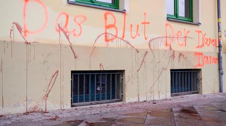 PRODUKTION - 03.12.2022, Berlin: Der Schriftzug "Das Blut der Iraner" steht an der Fassade der Bundesgeschäftsstelle der Grünen. Unbekannte haben die Bundesgeschäftsstelle der Grünen in Berlin-Mitte beschmiert. Der Staatsschutz des Landeskriminalamts Berlin ermittelt. Foto: Annette Riedl/dpa +++ dpa-Bildfunk +++