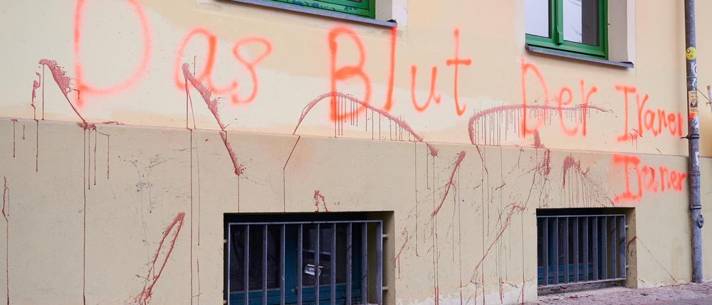 PRODUKTION - 03.12.2022, Berlin: Der Schriftzug "Das Blut der Iraner" steht an der Fassade der Bundesgeschäftsstelle der Grünen. Unbekannte haben die Bundesgeschäftsstelle der Grünen in Berlin-Mitte beschmiert. Der Staatsschutz des Landeskriminalamts Berlin ermittelt. Foto: Annette Riedl/dpa +++ dpa-Bildfunk +++