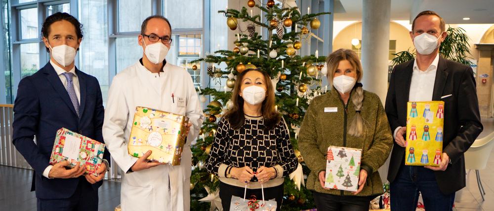 Im weihnachtlich geschmückten Westin Grand Hotel hat der Ambassadors Clubs Geschenke für kranke Kinder gesammelt.