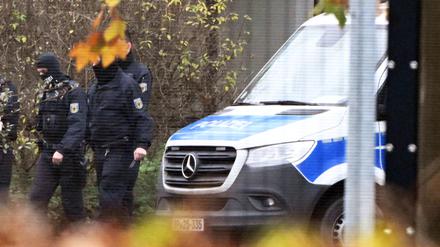 In einer Außenstelle des Bundesgerichtshof (BGH) halten sich Polizisten auf. Am 07.12.2022 gab es Razzien und Festnahmen in der sogenannten «Reichsbürgerszene». Beim BGH finden dazu Haftprüfungen statt.