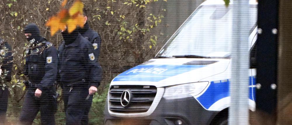 In einer Außenstelle des Bundesgerichtshof (BGH) halten sich Polizisten auf. Am 07.12.2022 gab es Razzien und Festnahmen in der sogenannten «Reichsbürgerszene». Beim BGH finden dazu Haftprüfungen statt.