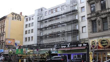 Seit dem Frühjahr 2019 ist das Haus in der Karl-Marx-Straße 170/172 eingerüstet.