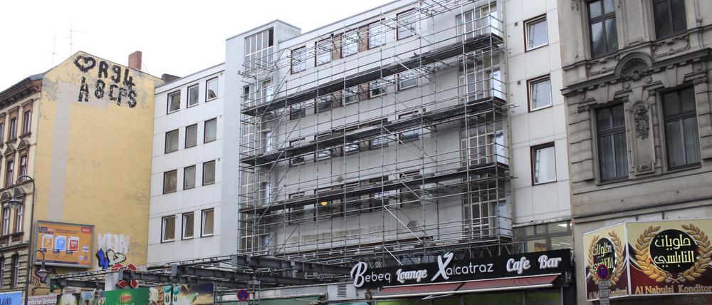 Seit dem Frühjahr 2019 ist das Haus in der Karl-Marx-Straße 170/172 eingerüstet.