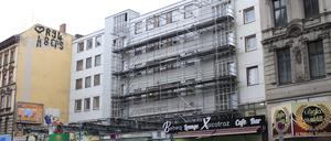 Seit dem Frühjahr 2019 ist das Haus in der Karl-Marx-Straße 170/172 eingerüstet.
