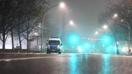 Ein Einsatzfahrzeug der Polizei steht unweit der Urania. Ein Mann hat am Montag in Berlin seine Ex-Partnerin angegriffen und schwer verletzt. Der Täter sei noch flüchtig, die Ermittler fahnden nach ihm.