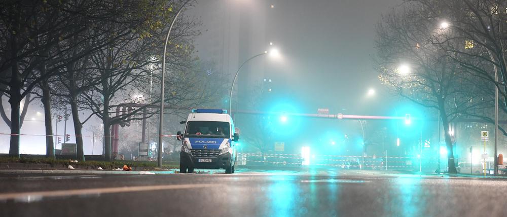 Ein Einsatzfahrzeug der Polizei steht unweit der Urania. Ein Mann hat am Montag in Berlin seine Ex-Partnerin angegriffen und schwer verletzt. Der Täter sei noch flüchtig, die Ermittler fahnden nach ihm.
