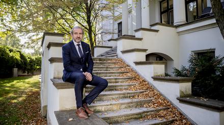 Hermann Parzinger auf einer Treppe der Villa von der Heydt, seinem Amtssitz als Präsident der SPK. 