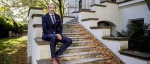 Hermann Parzinger auf einer Treppe der Villa von der Heydt, seinem Amtssitz als Präsident der SPK. 