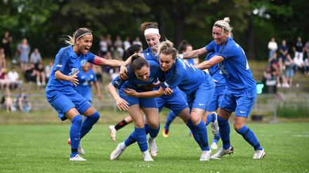 Der Pokalsieg im Sommer war das Highlight der bisherigen Vereinshistorie. Aylin Yaren (li.) wechselte danach zu Viktoria, Spielertrainerin Erika Szuh (re.) blieb.