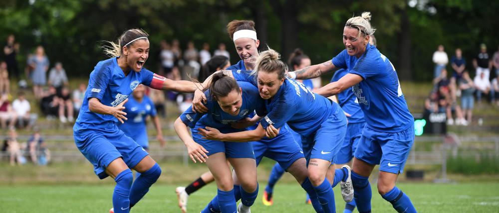 Der Pokalsieg im Sommer war das Highlight der bisherigen Vereinshistorie. Aylin Yaren (li.) wechselte danach zu Viktoria, Spielertrainerin Erika Szuh (re.) blieb.
