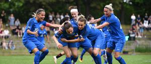 Der Pokalsieg im Sommer war das Highlight der bisherigen Vereinshistorie. Aylin Yaren (li.) wechselte danach zu Viktoria, Spielertrainerin Erika Szuh (re.) blieb.
