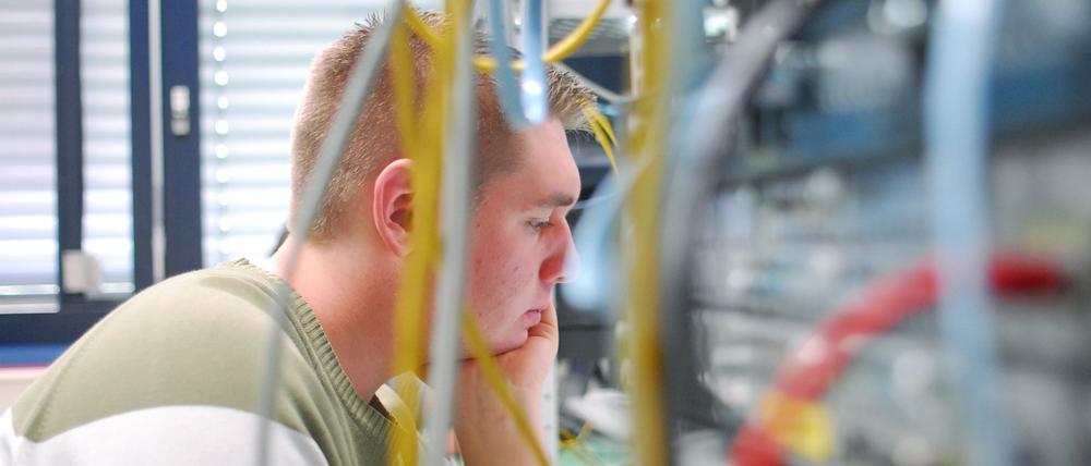 Im OSZ IMT in Neukölln lernen Auszubildende mit Kursen der Cisco Networking Academy Netwerktechnologie.