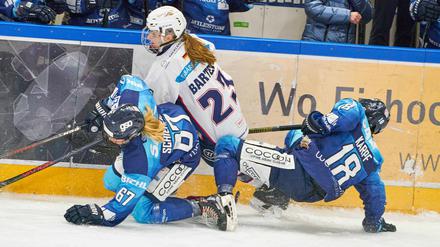 Bloß nicht unterkriegen lassen: Thea-Marleen Bartell kämpft mit zwei Gegnerinnen um den Puck.